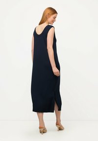 Ulla Popken MIDI EN TISSU FLUIDE LIGNE EN A COL EN V SANS MANCHES - Trikoomekko - dark blue