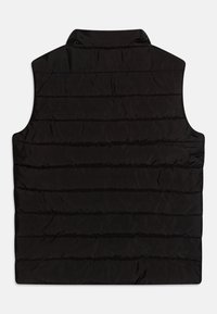 Svart pufferväst med mockkrage och horisontell quiltad mönstring. Tillverkad av lätt, slätt material utan synliga detaljer eller accenter.