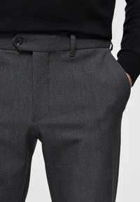 Selected Homme SLHSLIM-CARLO FLEX PANTS - Calças - grey melange