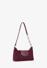 Borsa a spalla in suede bordeaux con catena, caratterizzata da una patta in pelle texturizzata e un design elegante e angolare.