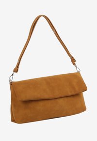 Sac à épaule en cuir marron avec une longue bandoulière ajustable et un grand rabat, présenté sur fond blanc.
