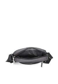 Marsupio in tessuto grigio con un unico scomparto con zip, cintura regolabile e dettagli di cucitura discreti. Interno foderato, design minimalista.