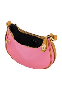 Geantă de umăr din piele roz cu accente bej, închidere cu fermoar și accesorii aurii. Prezintă o textură netedă și margini cusute.