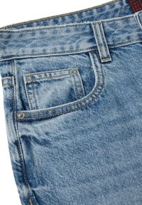 Jeans in denim azzurro chiaro con un girovita standard, una tasca posteriore con cuciture visibili e leggero sbiadimento per texture.