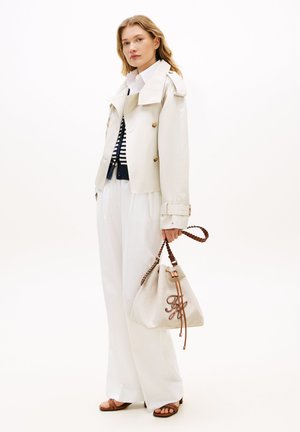 Tommy Hilfiger ELEV SUMMER BUCKET - Handtasche - cognac/beige