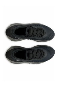 Scarpe da ginnastica nere con tomaia in tessuto texture, una suola intermedia grigia e dettagli neri. Presentano un design con lacci e aree in rete traspirante.