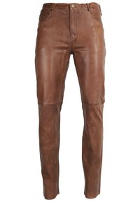 Bruine leren broek met een aansluitend ontwerp, zichtbare stiksels, een knoopsluiting en subtiele textuurdetails op het oppervlak.