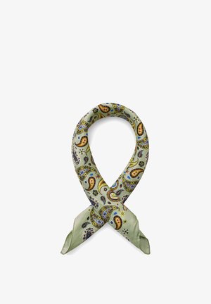 Seidenschal mit grünem Grund und mehrfarbigen Paisley- und Blumenmustern, zu einer Schlaufe gefaltet auf weißem Hintergrund.