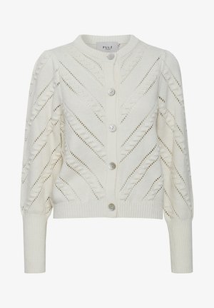 Bela pletena jopica z značilnim rebrastim ovratnikom in manšetami, z gumbom za zapiranje ter teksturiranim vzorcem z diagonalnimi izrezi in dvignjenimi šivi.