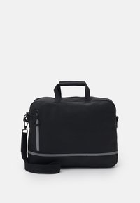 Zwarte laptoptas met een rechthoekige vorm, gemaakt van duurzaam stof. Voorzien van een bovenhandvat, verstelbare schouderband en een voorvak met ritssluiting.