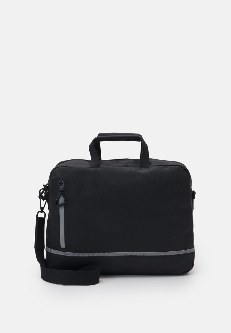 Zwarte laptoptas met een rechthoekige vorm, gemaakt van duurzaam stof. Voorzien van een bovenhandvat, verstelbare schouderband en een voorvak met ritssluiting.