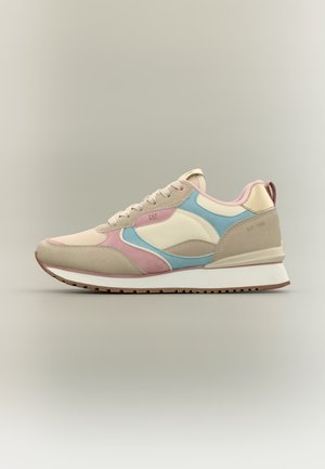 Scarpa da ginnastica casual beige, rosa e blu con chiusura a lacci, suola bianca e logo "GAP" sul lato su sfondo neutro semplice.