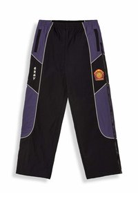 Pantaloni da pista neri e viola con vita elastica, piping bianco, tasche laterali e un logo ricamato rosso sulla coscia sinistra.