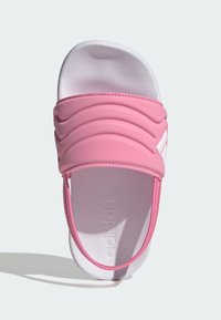 Ροζ σανδάλι με λουράκι και υφή στο πάνω μέρος, λευκή σόλα και τρεις λευκές ρίγες στο πλάι. Μαλακό, ευέλικτο υλικό σε όλο το σανδάλι.