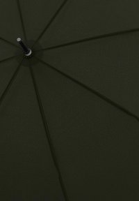 Olivgrüner Regenschirm mit einem glatten Stoffdach und einem zentralen, schwarzen Metallschaft. Das Design umfasst acht Streben, die nach außen strahlen.