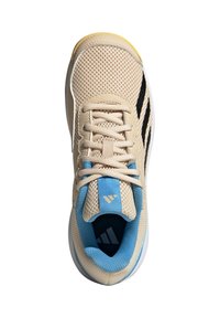 Zapatilla deportiva de malla beis con rayas negras, lengua azul y detalles en amarillo claro. Cuenta con un diseño de cordones y plantilla acolchada.