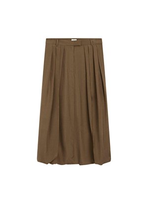 Brun plisseret midi-nederdel med en tætsiddende linning og bæltestropper, lavet af blødt stof, vist på en hvid baggrund.