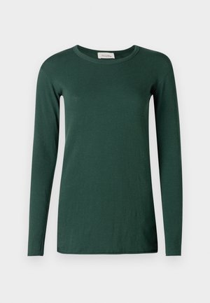 Green long-sleeve t-shirt made of soft cotton, featuring a rounded neckline and a simple, fitted design without patterns or accents.