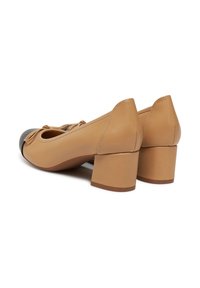 Zapatos de tacón bloque de cuero marrón claro con punta redondeada y una tapa gris en contraste. Diseño ligero con costuras detalladas y acentos de lazo.