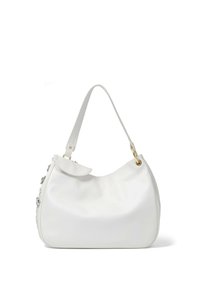 Sac à épaule en cuir blanc avec une forme courbée, accents en métal doré et un repli. Comprend des éléments décoratifs sur un côté.
