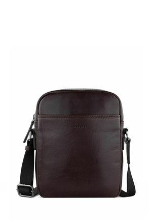 Sac bandoulière en cuir brun avec une texture lisse, de forme rectangulaire, poche zippée devant et bandoulière ajustable. Présente un détail de logo discret.