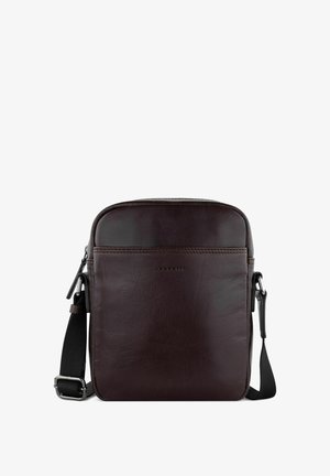 Sac bandoulière en cuir brun avec une texture lisse, de forme rectangulaire, poche zippée devant et bandoulière ajustable. Présente un détail de logo discret.