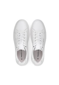 Białe trampki z gładką skórzaną cholewką, okrągłym noskiem i płaską gumową podeszwą. Posiadają otwory na sznurówki oraz subtelne logo po bokach.