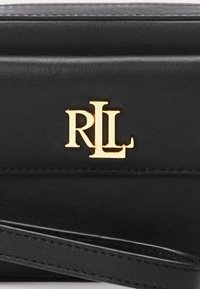 Geantă din piele neagră cu o textură netedă, având detalii hardware cu logo-ul aurit "RLL". În prim-plan se pot observa cusăturile detaliate și accentele curelei.