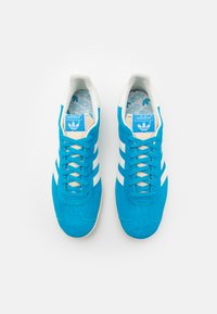 adidas Originals GAZELLE - Sapatilhas - bold aqua/off-white/cream white
