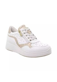 Sneaker bianco in pelle perforata, con dettagli metallici dorati, lacci piatti e suola a zeppa. Presenta una cerniera laterale per un facile indossamento.