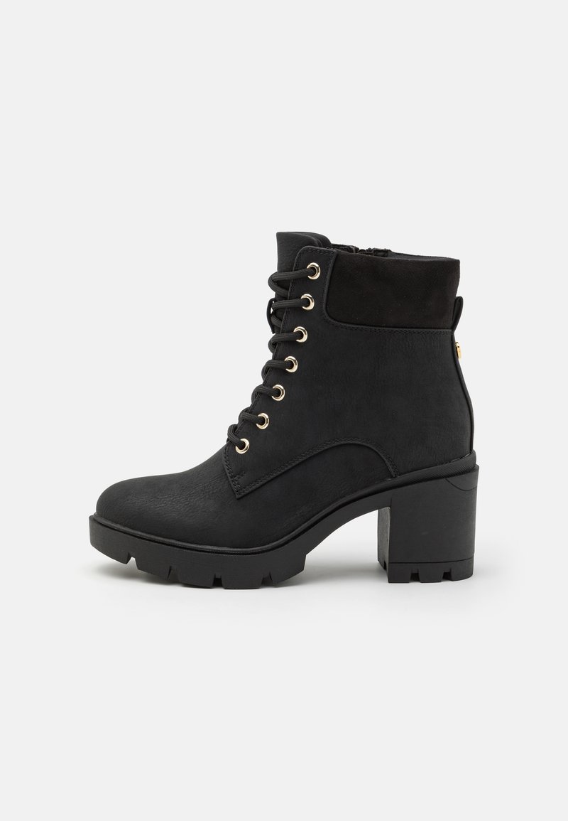 Bottine noire à lacets avec talon bloc épais, col rembourré et semelle crantée pour une meilleure adhérence, présentée sur un fond blanc.