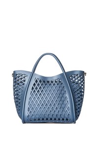 Sac à main bleu en plastique léger et flexible avec un design à treillis ouvert. Il est doté de poignées supérieures arrondies et d'un intérieur spacieux.