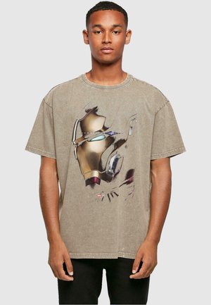 Khakifarbenes oversized T-Shirt mit einem gedruckten Grafikdesign eines Helms. Kurze Ärmel, runder Halsausschnitt und weicher Baumwolltextur.
