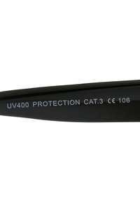 Sort plast solbrillearm med inngravert tekst "UV400 BESKYTTELSE CAT.3 CE 106," glatt tekstur, avsmalnende form.