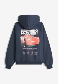 Marineblauwe hoodie met grote kleurrijke Lightning McQueen graphic en tekst met specificaties van de op maat gebouwde Piston Cup racer op de achterkant.