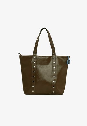 Brązowa torba na ramię wykonana z fakturowanego materiału syntetycznego, z dużymi okrągłymi ćwiekami na uchwytach i niebieską metką z boku.