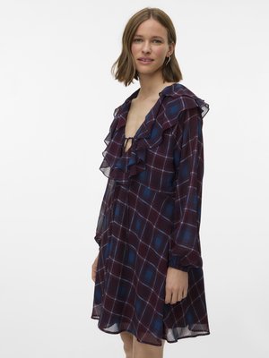 Vero Moda VMEMILIE SHORT CHECK DRESS - Kjole - winetasting