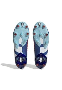 Fotbollsskor med en blå och vit färgschema, texturerad ovandel och vinklade dobbar i olika färger inklusive röda och klara accenter.