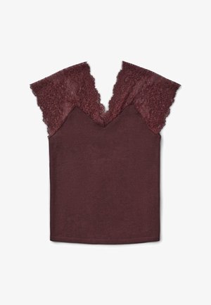 Débardeur bordeaux avec des bordures en dentelle au niveau du col. La dentelle présente un motif floral et des bords festonnés, ajoutant texture et détails.