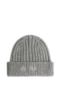Grijze gebreide beanie met ribbelstructuur en een omgeslagen rand. Bevat geborduurde tekst in een lichtere tint op de rand.