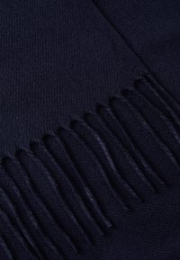 Sciarpa blu navy realizzata in morbido tessuto, caratterizzata da una lavorazione testurizzata e bordi frangiati per un tocco di dettaglio in più.