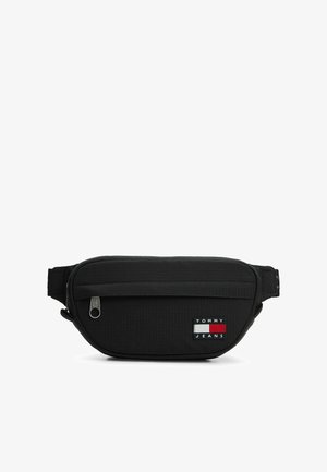 Marsupio Tommy Jeans nero con tasca frontale con cerniera e patch con logo in rosso, bianco e blu su una superficie tessile strutturata.