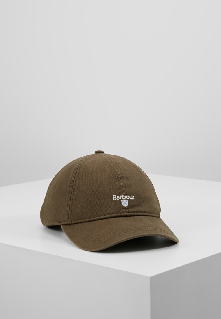 Casquette de baseball Barbour vert olive avec une visière courbée et un logo brodé sur le devant, placée sur un socle blanc.
