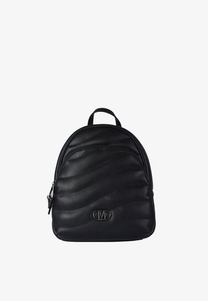 Sac à dos en cuir noir avec motif ondulé, forme arrondie, poignée unique sur le dessus, poche avant zippée et logo de la marque.