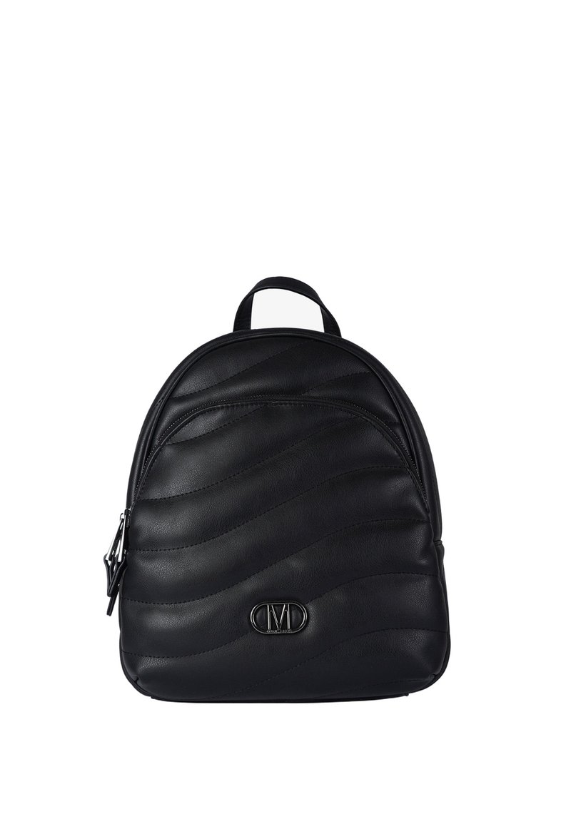 Zaino in pelle nera con motivo a onde, forma arrotondata, manico singolo sulla parte superiore, tasca frontale con cerniera e dettaglio con logo del marchio.