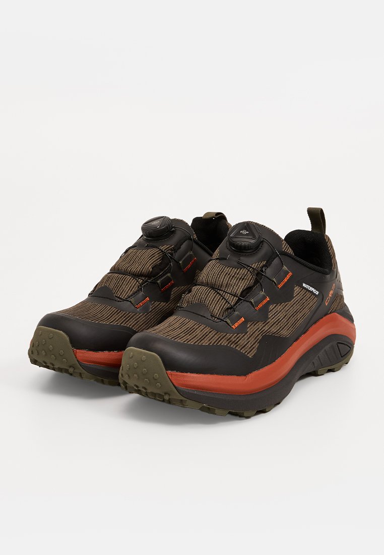 Wodoodporne buty trekkingowe z brązową i szaro-skalistą tekstylną cholewką, pomarańczowymi akcentami i grubą czarną oraz czerwoną podeszwą. Wyposażone w system sznurowania BOA.