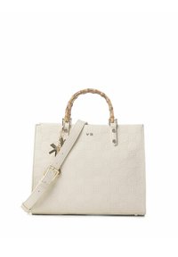 Sac à main blanc texturé avec un motif géométrique, anse en bambou, bandoulière amovible et accents en métal doré.