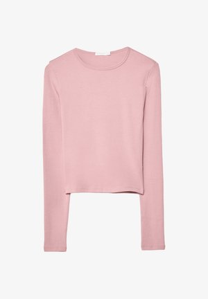 Top court à manches longues en tissu rose doux avec un col rond et un design simple, ne présentant aucun motif ou ornement visible.