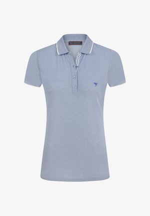 Polo bleu clair à manches courtes, avec patte de boutonnage à deux boutons, bordure de col blanche et logo d'oiseau brodé sur la poitrine gauche.