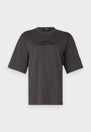 Harmaa puuvillainen t-paita, jossa on pyöreä kaula-aukko, lyhyet hihat ja musta logo painettuna rintaan. Säännönmukainen malli ja sileä pinta.